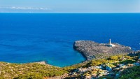 Inilah Pulau Antikythera di Yunani. Pulau ini sedang mencari penghuni. Buat traveler yang mau pindah ke sana, gaji 500 Euro (Rp 7,9 juta) per bulan siap menanti. (iStock)