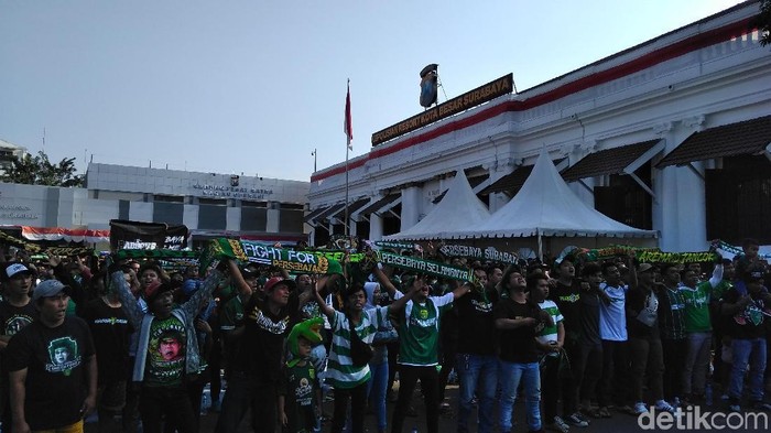 Ratusan Bonek Bonita Nobar Persebaya lawan Arema Di Halaman Polrestabes Surabaya