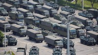 Begini penampakan kendaraan militer China. Lebih dari 100 kendaraan pengangkut personel itu ditempatkan di dalam dan sekitar stadion Shenzhen Bay Sports Centre, Kamis (15/8/2018). Begini penampakan kendaraan militer China. Lebih dari 100 kendaraan pengangkut personel itu ditempatkan di dalam dan sekitar stadion Shenzhen Bay Sports Centre, Kamis (15/8/2018).