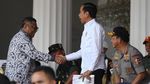 Diapit Panglima TNI-Kapolri, Jokowi Tinjau Gladi Upacara HUT RI