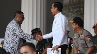 Saat menyaksikan gladi bersih Upacara HUT RI tersebut, Jokowi juga bertemu dengan Ketua DPD Oesman Sapta Odang (OSO).