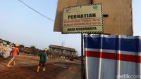Papan larangan masuk terpampang di lokasi proyek. 