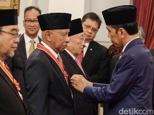 Arifin Panigoro-Hadi Poernomo Dapat Tanda Kehormatan dari Jokowi
