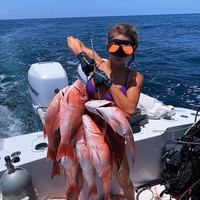 Aku pergi memancing dengan bikini bukan karena ingin terlihat cantik tapi karena pakaian ini lebih praktis dipakai saat memancing di sekitar Florida dan berbagai tempat mancing, ujar Emily, seperti dikutip The Sun.  Foto: dok. Instagram @emilysriemer