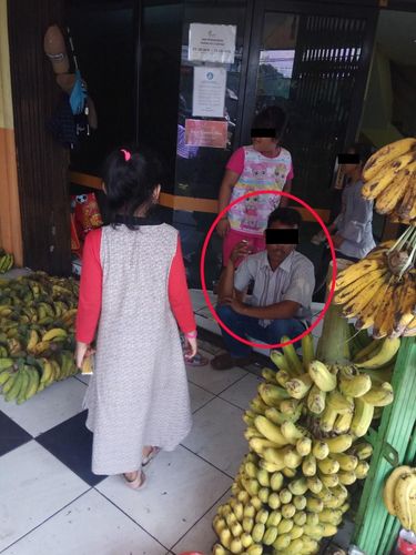 Dengan asyiknya, pedagang merokok di depan Ruang Laktasi Pasar Kramat Jati.