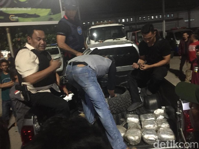 BNN Gagalkan Penyelundupan Sabu 20 Kg yang Disimpan di Ban Serep Pikap BNN Gagalkan Penyelundupan Sabu 20 Kg yang Disimpan di Ban Serep Pikap