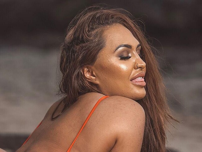 Selebgram bergaya seksi itu sempat ditahan selama empat hari di Bali setelah bea cukai Bandara Ngurah Rai menemukan 100 butir obat narkotika golongan I dan psikotropika golongan IV. Dalam Instagramnya, Tori menyebut bahwa obat-obatan yang telah diresepkan itu adalah pengobatan untuk penyakit mentalnya.  Foto: Instagram @torz_lyla