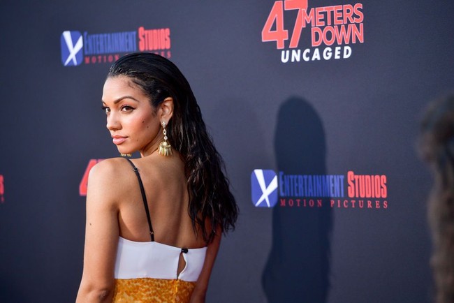 Tidak ketinggalan perhiasan dari Neil Lane yang kian menyempurnakan gayanya. (Foto: Getty Images)