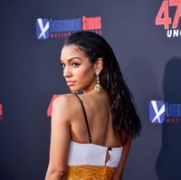 Tidak ketinggalan perhiasan dari Neil Lane yang kian menyempurnakan gayanya. (Foto: Getty Images)