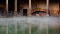 Pemandian ini didedikasikan untuk Dewi Sulis Minerva, simbol kekuatan dan kesembuhan. Situs ini adalah air panas alami yang sudah berumur ribuan tahun. Panas pemandian bersuhu 46 derajat celcius. (iStock)