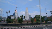 Sayang sekali, Naskah Proklamasi versi Sjahrir yang dibacakan Soedarsono itu hilang. Meski begitu, wisatawan masih bisa melihat Tugu Proklamasinya di dekat Masjid Agung At Taqwa, Cirebon (Sudirman Wamad/detikcom)