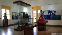 Koleksi barang pribadi milik tokoh-tokoh yang hadir saat perumusan Naskah Proklamasi akan Anda temukan pada lantai ke 2 museum. Terdapat topi, dasi, jas dan pakaian lainnya yang diletakkan di dalam etalase. (Tasya/detikcom)