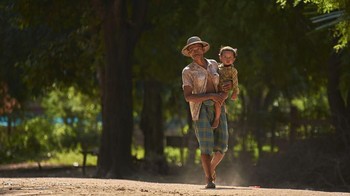 Potret seorang ayah tengah menggendong sang buah hati. Istimewa/Agora Images/@thantzin712 via Boredpanda.