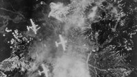 Penggempuran Pearl Harbor itu pun menggemparkan masyarakat dunia. AS yang tak ingin menyerah begitu saja lantas membalas menyerang Jepang. Dua kota Jepang, Hiroshima dan Nagasaki menjadi target dijatuhkannya bom atom oleh Amerika Serikat pada Agustus 1945. USAAF via ACME/Fox Photos/Hulton Archive/Getty Images.