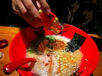 Super Mewah! Semangkuk Ramen Ini Ditaburi Bubuk Emas Berlimpah
