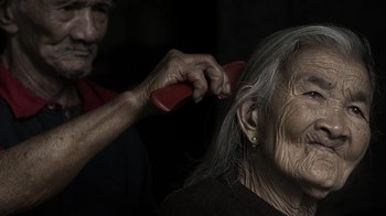 Kakek yang tinggal di Vietnam ini memiliki kebiasaan menyisir rambut sang istri di setiap pagi. Istimewa/Agora Images/@khoiphan via Boredpanda.