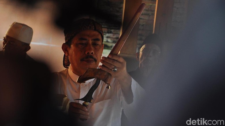Melihat Penjamasan Keris dan Trisula Peninggalan Sunan Kudus Melihat Penjamasan Keris dan Trisula Peninggalan Sunan Kudus
