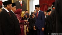 Untuk tanda kehormatan Bintang Jasa Pratama, Jokowi memberikannya kepada Kepala Badan Pengawasan Keuangan dan Pembangunan Ardan Adiperdana, dan Wali Kota Jambi Syarif Fasha. 