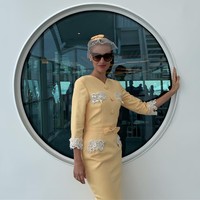 Menghadiri pernikahan Yuanita Christiani, rekan sesama presenter Daniel Mananta, Viola memakai dress yang didesainnya bersama desainer Nola Marta. Viola melengkapi penampilannya dengan veil sederhana sebagai hiasan kepalanya. Foto: Instagram @lolagin