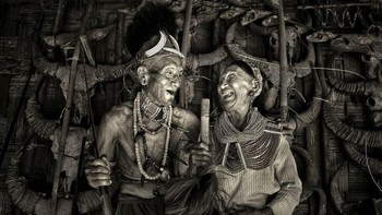 Potret sepasang anggota Suku Konyak, salah satu suku tertua di India. Pria yang berada di foto tersebut telah berusia 103 tahun, sedangkan sang wanita berumur 96 tahun. Keduanya nampak tersenyum saat difoto. Istimewa/Agora Images/@debdatta75 via Boredpanda