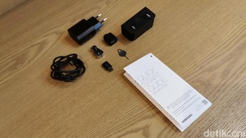 Ini yang dapat ditemui di boks Galaxy Note 10+. Dalam paket penjualan nantinya, Samsung juga menjanjikan adanya case transparan. (Foto: Kris/detikINET)