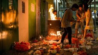 Hungry Ghost identik dengan jiwa yang lapar. Sehingga para anggota keluarga yang masih hidup, selalu memberikan makanan yang ditaruh di pinggir jalan, meja, atau tempat manapun selama festival ini berlangsung. Foto: Istimewa