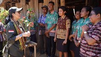 Pendiri CT Arsa Foundation Anita Ratnasari Tanjung berbincang bersama guru-guru sekolah perbatasan Indonesia-Timor Leste. (Instagram @anita_chairultanjung dan @ctarsafoundation)