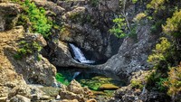 Air yang mengalir berasal dari Pegunungan Cuillins. Air begitu segar dan dingin, sangat cocok buat kamu yang mau menyegarkan badan. (iStock)