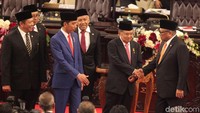 Usai berpidato Jokowi sempat bersalaman dengan para anggota parlemen.