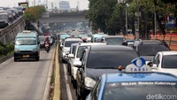 Kemacetan yang terjadi di Jalan Salemba Raya tersebut membuat sejumlah kendaraan nekat melintasi jalur khusus TransJakarta agar tak terjebak macet.