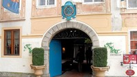 Terletak di wilayah Salzburg, Austria. Restoran St Peter Stiftskeller, disebut sebagai salah satu restoran tertua di dunia. Meski sudah berabad-abad, tapi restoran ini masih eksis. Foto: Istimewa