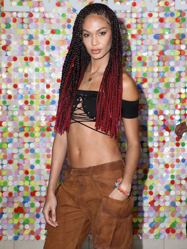 Model kelahiran Puerto Rico, Joan Smalls, pernah mendapat perlakuan rasis selama menjalani karier sebagai model. Wanita berdarah Latin ini kerap kali dikomentari soal rambut dan warna kulitnya. Sudah berapa kali aku dibilang bahwa rambutku ini yang jadi masalah dan diminta untuk bisa mengaturnya? katanya kepada Harpers Bazaar. Foto: Roger Kisby/Getty Images