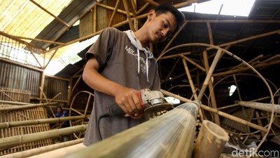 Jelang HUT RI, Perajin Pohon Pinang Banjir Rezeki