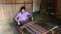 Dominica Rinesi, seorang perajin tenun di Desa Sonraen, Kecamatan Amarasi Selatan, kabupaten Kupang, Provinsi Nusa Tenggara Timur (NTT) bahagia karena mendapat sambungan listrik gratis. Pool/PLN.