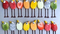 Terbuat dari potongan beberapa buah dan sayuran yang ditambahkan paruh, mata dan kaki yang terbuat dari cokelat. Mirip seperti burung kecil. Foto: Foodbites