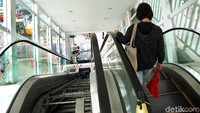 Sejak diperbaiki, hanya satu jalur eskalator yang dapat beroperasi.