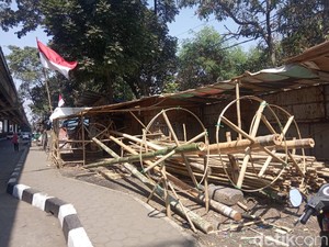 Hari Kemerdekaan, Pedagang Bambu-Pinang di Bandung Ketiban Untung