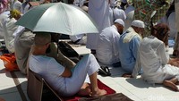 Payung dan sajadah sandar pun jadi alat wajib untuk jemaah agar bisa beribadah dengan nyaman.
