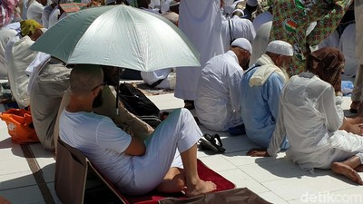 Salat Jumat di Bawah Panas 42 Derajat