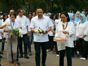 Tabur Bunga di TMP Sambut HUT RI