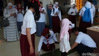 Selain itu, para karyawan juga mengajak anak-anak nasabah untuk mencoba beberapa permainan seperti memancing botol hingga menyanyikan lagu kebangsaan.
