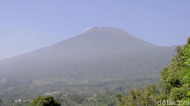 Gunung Slamet dilihat dari base camp Dipajaya, Pemalang, Jumat (16/8/2019).