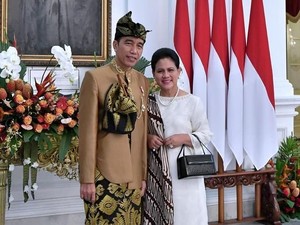 Unggah Foto Pakai Baju Adat di Instagram, Kaki Jokowi Bikin Netizen Salfok
