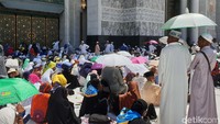 Mereka mayoritas adalah jemaah haji yang baru menuntaskan rangkaian puncak haji. Dimana total jemaah haji dunia si tahun 2019 sekitar 2,5 juta orang.