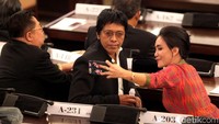 Anggota DPR Fraksi PDI Perjuangan Rieke Diah Pitaloka berfoto bersama politikus PDI Perjuangan lainnya Adian Napitupulu usai Sidang Tahunan MPR.