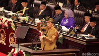 Dalam pidatonya Jokowi meminta izin kepada para anggota dewan untuk memindahkan ibu kota negara ke Kalimantan. 