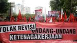 Massa Buruh Gelar Aksi Demonstrasi di Kawasan DPR