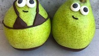 Lucunya buah pir hijau ini seperti memakai bikini. Bikininya dibuat dari cokelat. Foto: Foodbites