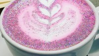 Hiasan makanan lain yang sedang hits adalah glitter. Ditambahkan pada latte, tampilannya langsung mencuri perhatian. Glitter yang dipakai adalah jenis yang aman dimakan. Foto: Istimewa