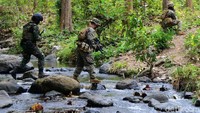 Prajurit Korps Marinir TNI AL dan Marinir Amerika Serikat (USMC) yang tergabung dalam  melaksanakan pengejaran musuh di hutan sebelah utara Kabupaten paling ujung Timur Pulau Jawa ini.